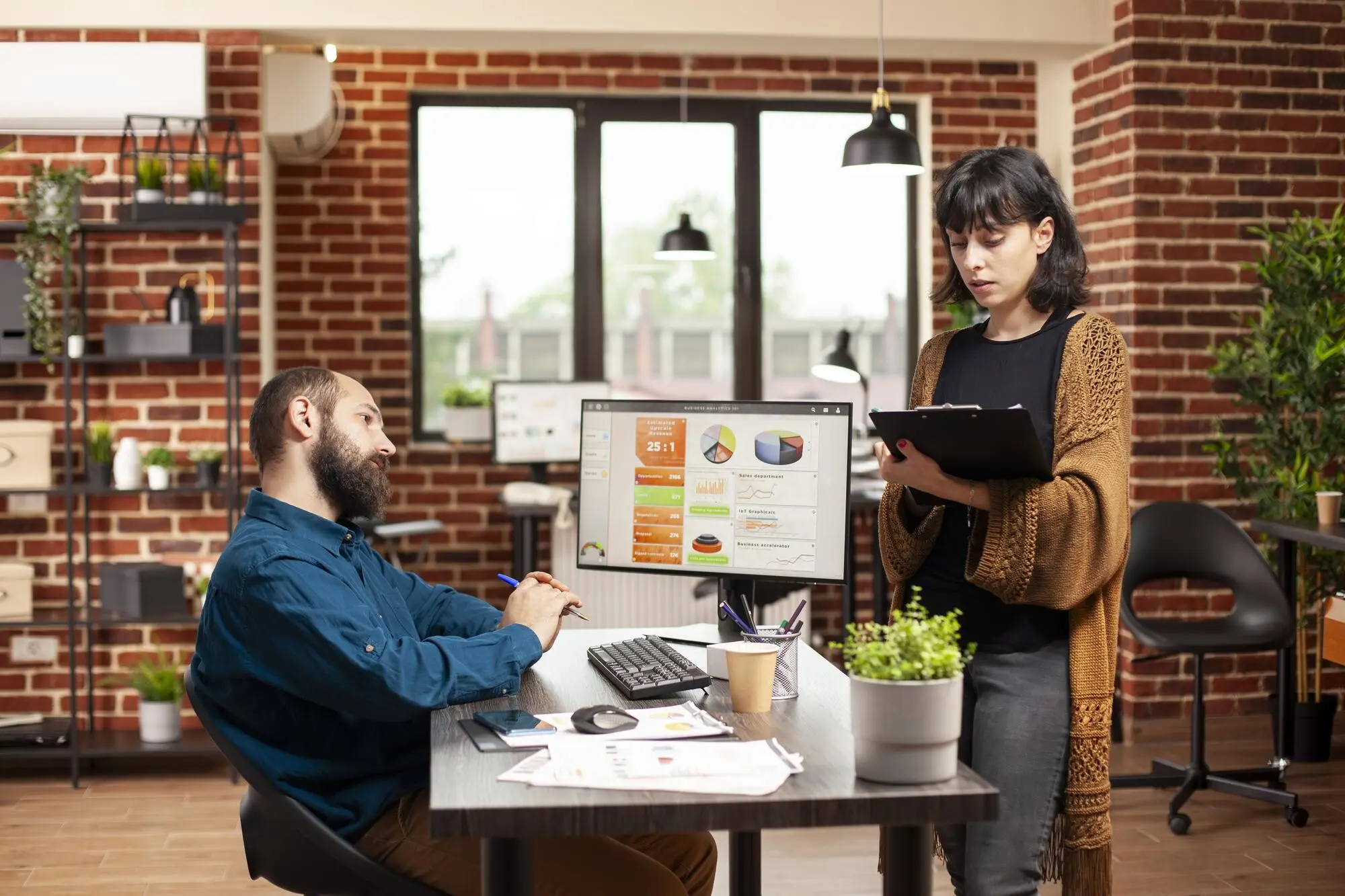 Im Büro brainstormen Manager und Mitarbeiter.